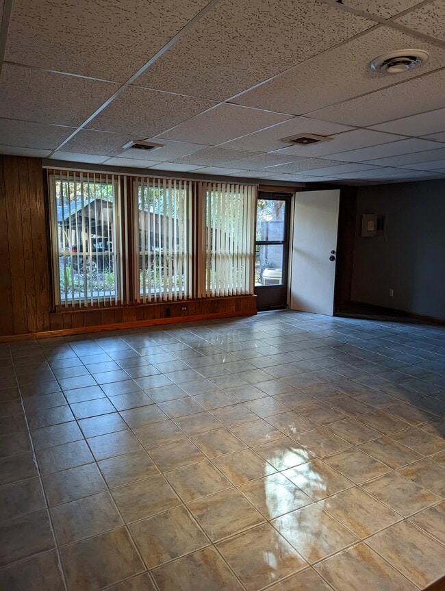 Building Photo - 956 N 124th St