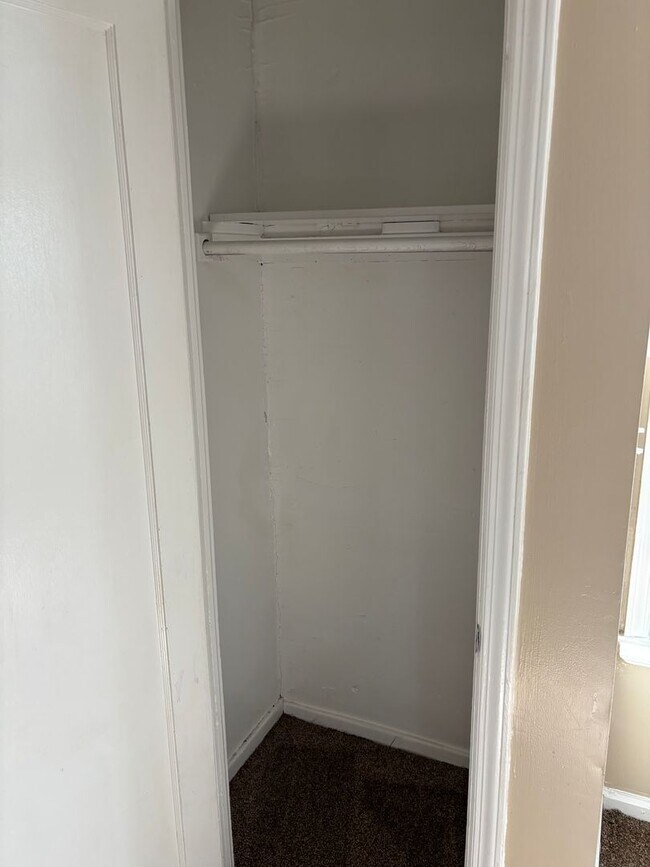 Building Photo - Euclid 2 Bedroom