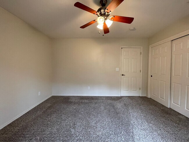 Building Photo - 3895 Hillcrest Dr
