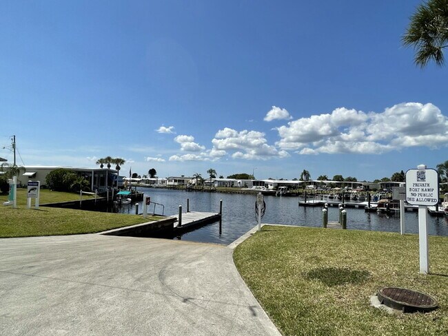 Building Photo - "Charming 2-Bed, 2-Bath Mobile Home Retreat in Harbor Cove!"