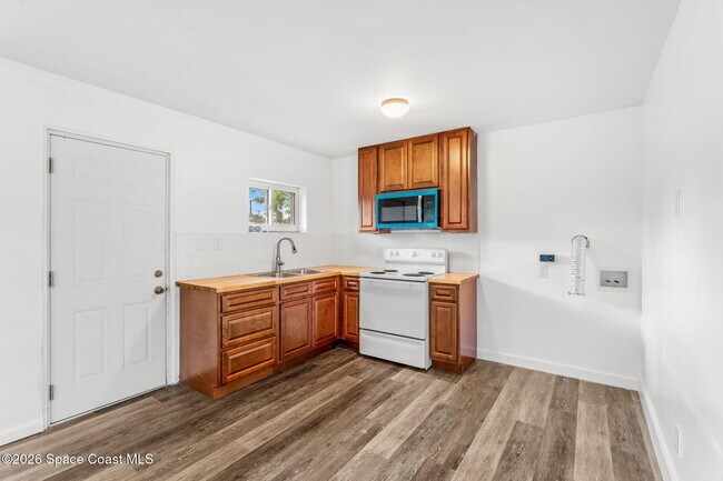 Building Photo - 405 Dummitt Ave