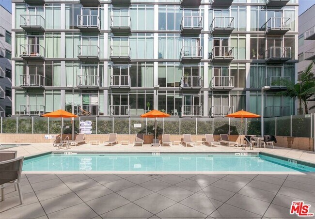 Building Photo - 645 W 9th St