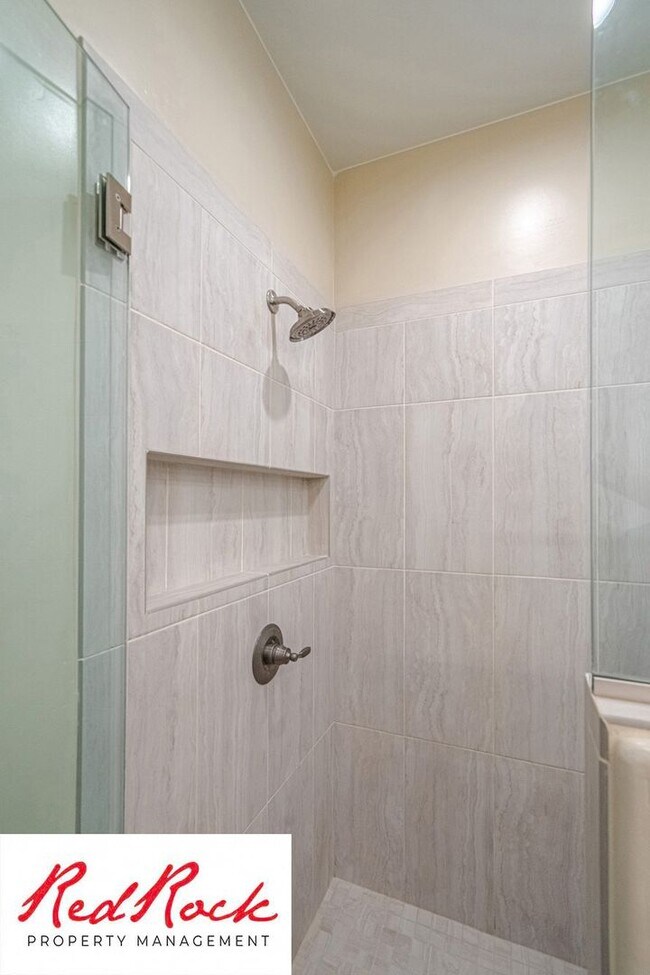 Building Photo - Stunning 4 Bedroom Home. Dog friendly!