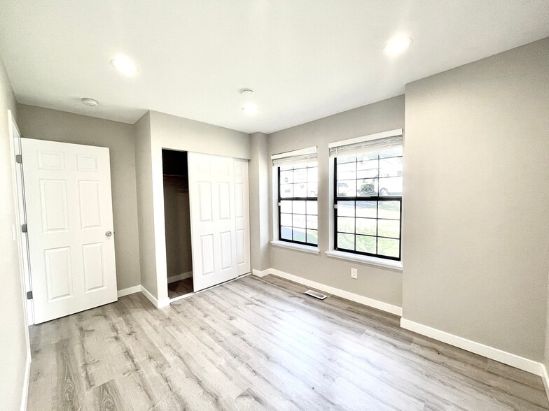 Building Photo - 2742 Sylvan Dr W