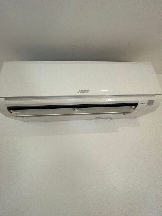 Building Photo - NO BROKER FEES !! BRAND NEW FULLY RENOVATED TWO  BEDROOM UNIT IN TOP COMMUTER LOCATION !!!