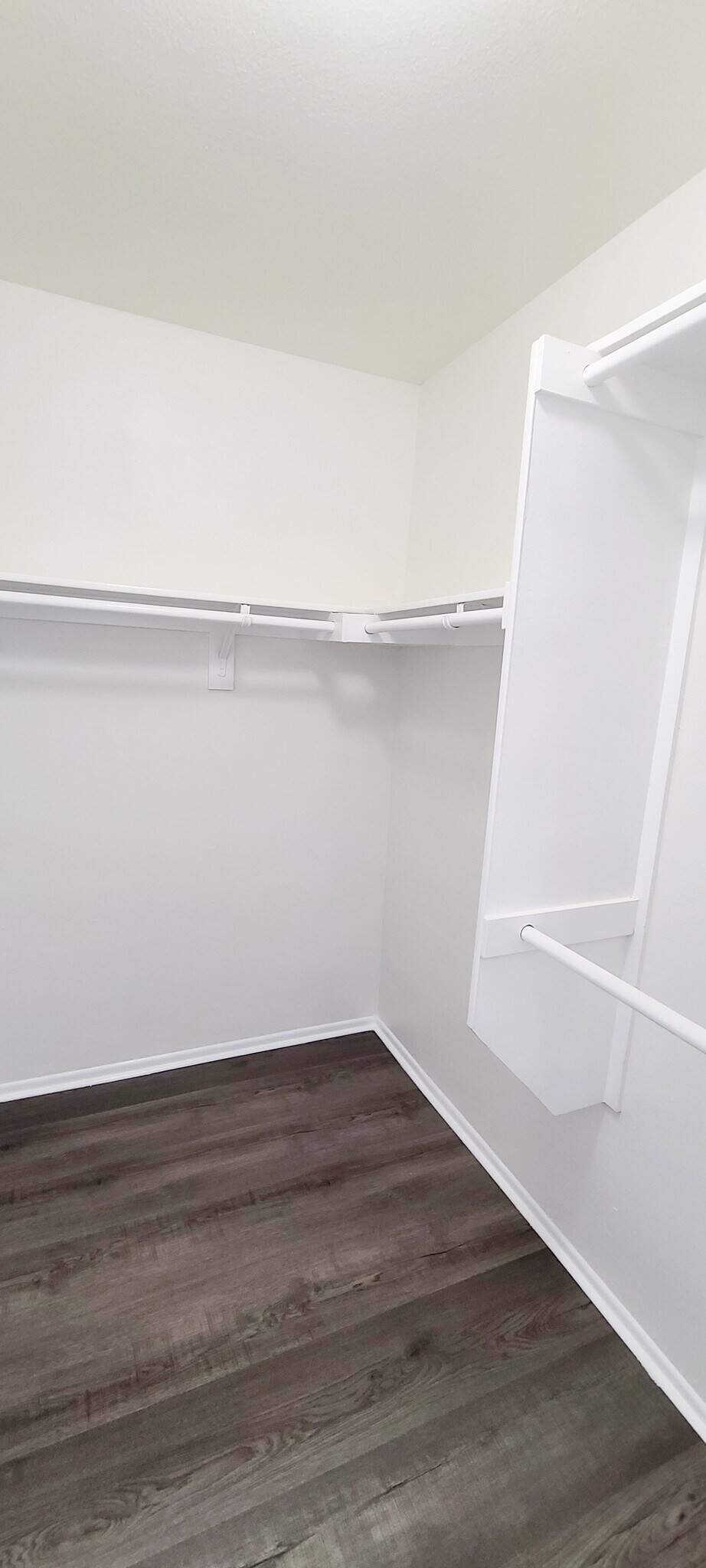 Building Photo - 10000 Hanna Ave