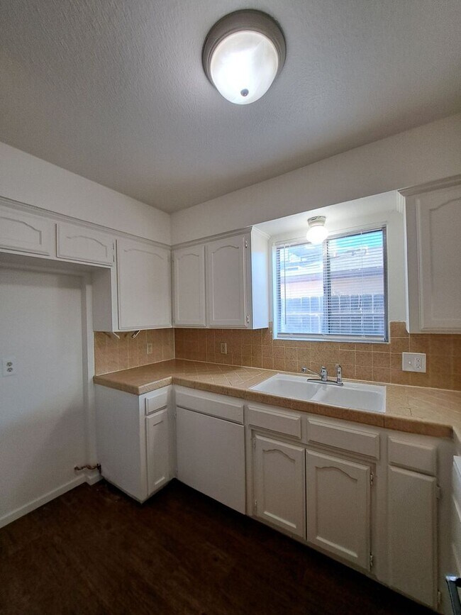 Building Photo - Central Unified District 3-bedroom 2-bathr...