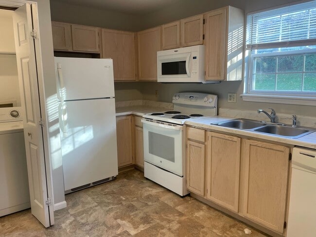 Building Photo - 212-214 Nikki Way