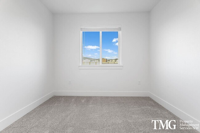 Building Photo - Modern townhome available June 1st!