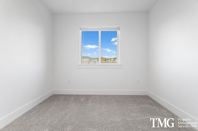 Building Photo - Modern townhome available May 1st!