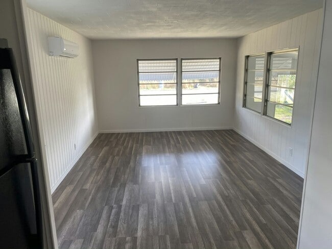 Building Photo - 5 Tavares Rd