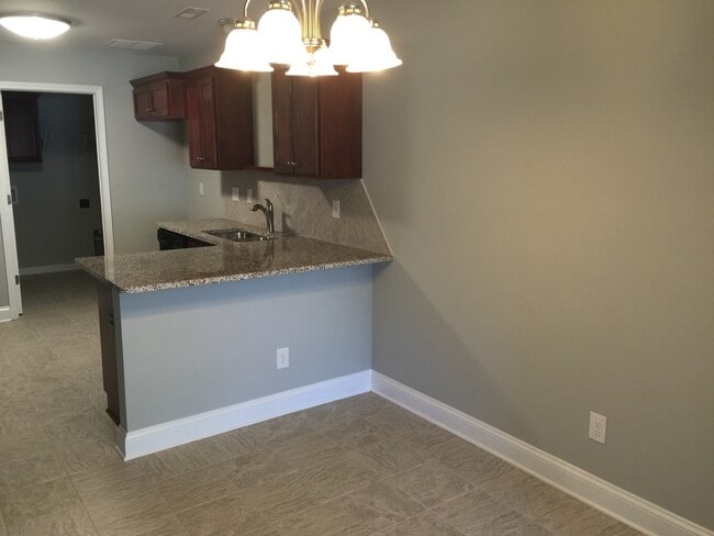 Building Photo - Move-in Ready!