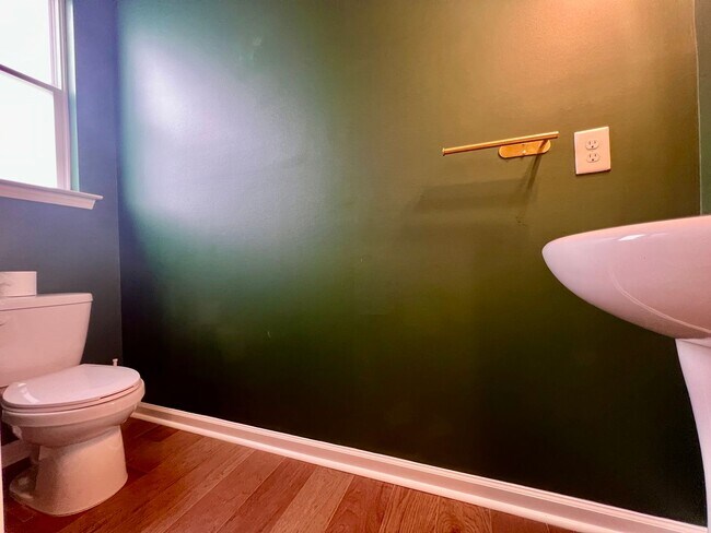 Building Photo - ** MOVE -IN SPECIAL! $500 off the first month's rent if approved application received by 06/30/20...
