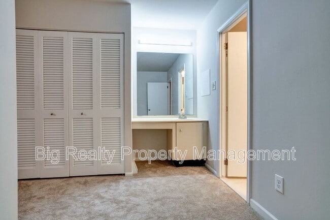 Building Photo - 704 Stonybrook Dr