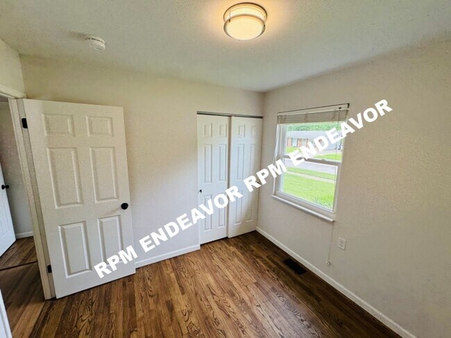 Building Photo - Modern 3-Bed Home in Quiet Neighborhood. F...