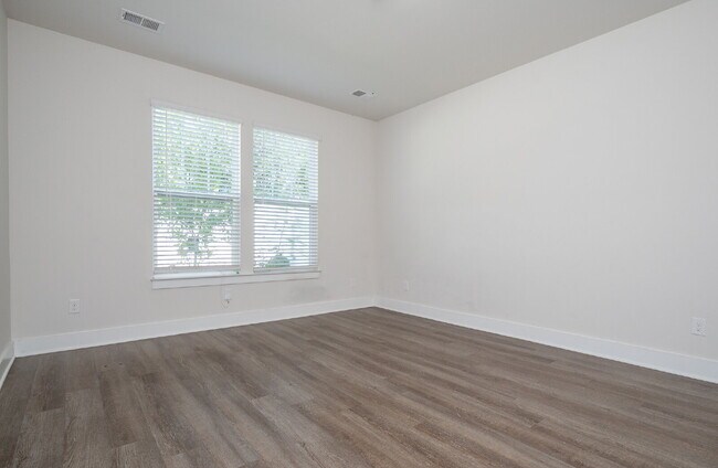 Building Photo - Modern 3BR/2.5BA Townhome with Main-Level ...