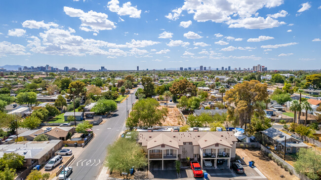 Building Photo - 3Bed/2.5Bath townhouse at 24th St/Thomas! ...