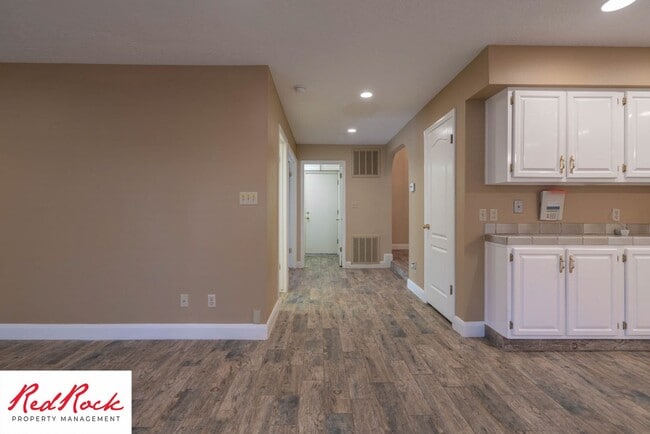 Building Photo - Spacious 5 Bedroom Home in A Quiet Communi...