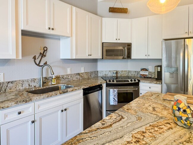 Building Photo - Beautiful Furnished 1 Bedroom, 1.5 Bath Condo with Harbor Views - Flexible Lease!