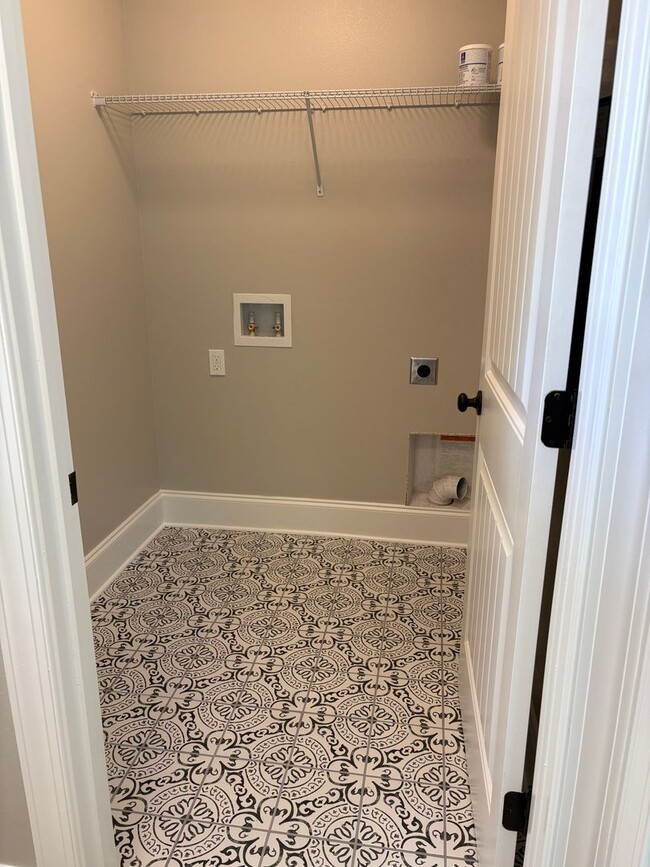 Building Photo - New 4 Bedroom Home Available Now