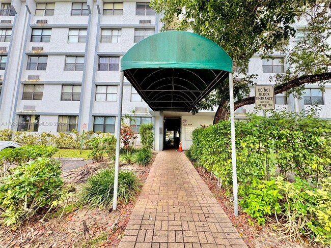 Building Photo - 2401 Riverside Dr