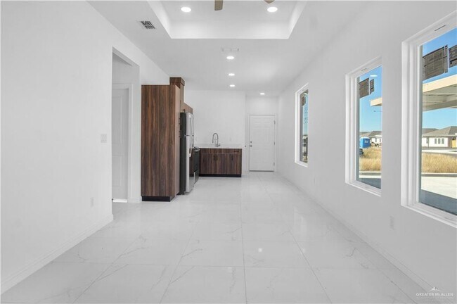 Building Photo - 18 Vision St