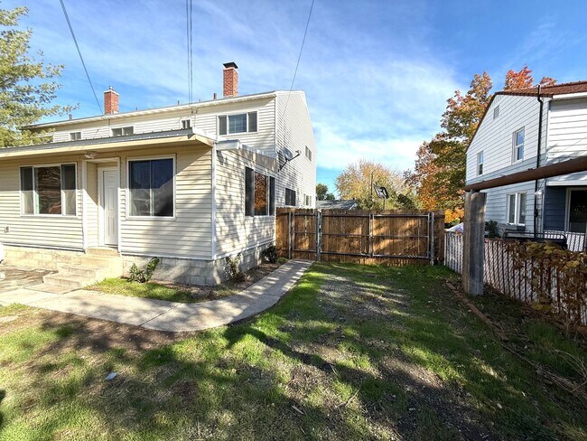 Building Photo - 1431 Johnston Ave