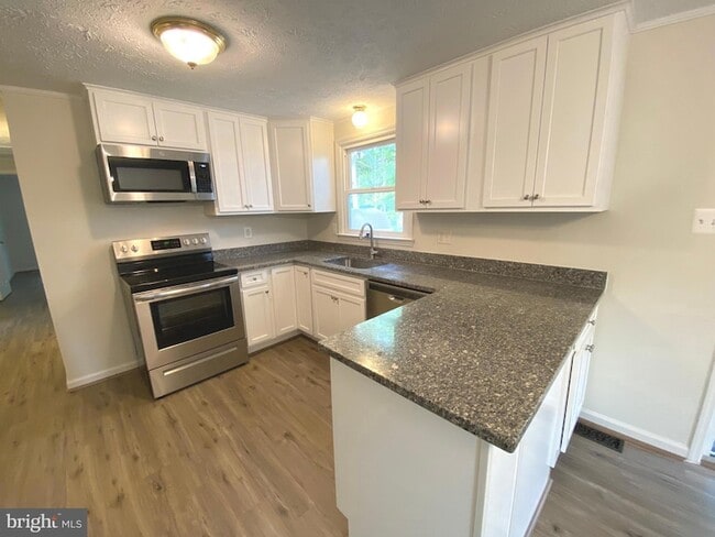 Building Photo - 611 Yorktown Blvd