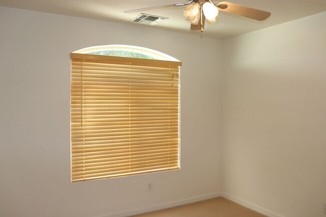 Building Photo - East Side 3 Bed 2 Bath Energy Efficient Pulte Home