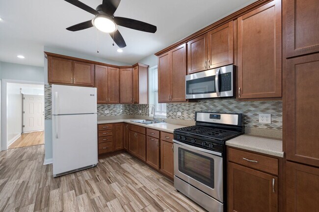 Building Photo - 2324 N Harding Ave
