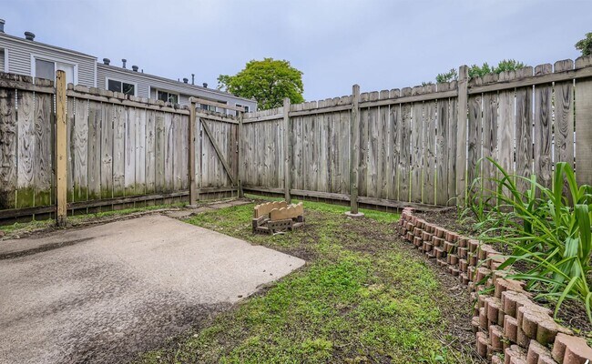 Building Photo - Spacious 3 - Bedroom Townhome with Modern ...