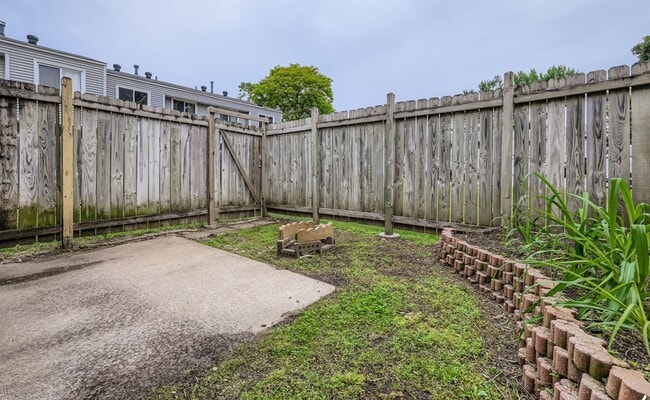 Building Photo - Spacious 3 - Bedroom Townhome with Modern Updates & Private Green Space.