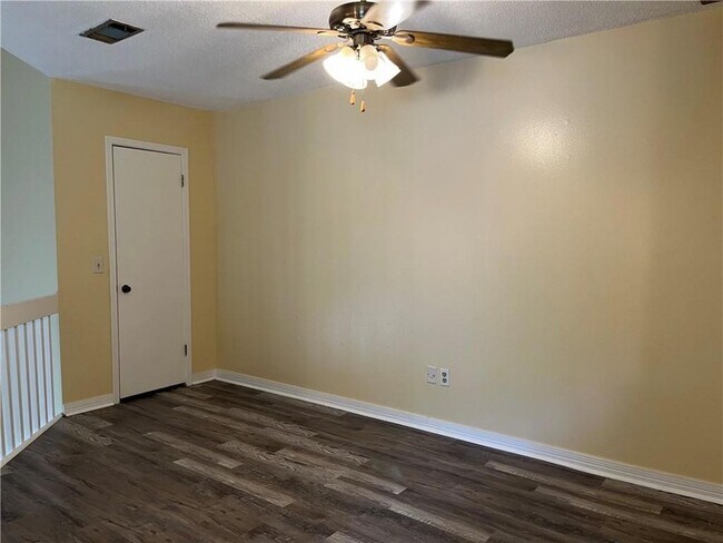 Building Photo - 1002 Dr