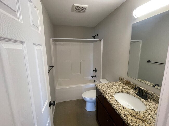 Building Photo - Available 10/7/2026! Fantastic 2 bedroom, 1 bath duplex available in Denver, NC