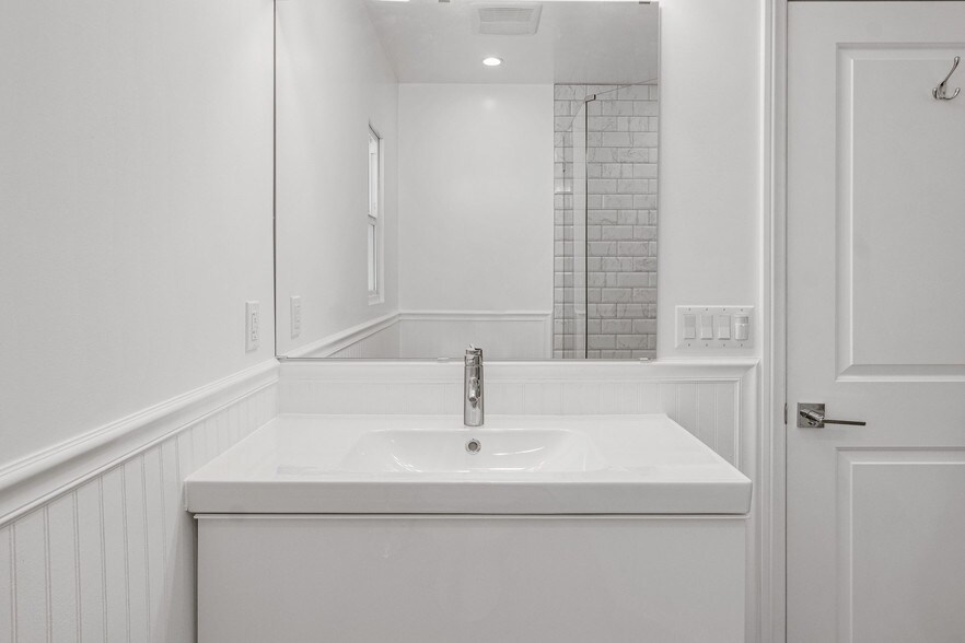 Building Photo - 1238 S Burnside Ave