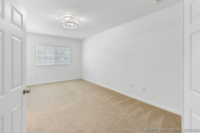 Building Photo - 4964 SE Mariner Garden Cir