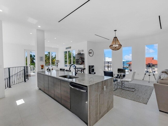Building Photo - 317 E Seaview Cir