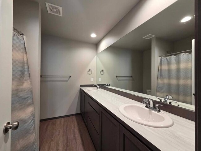 Building Photo - Gorgeous 3 bedroom 2 bath HOUSE in coveted...