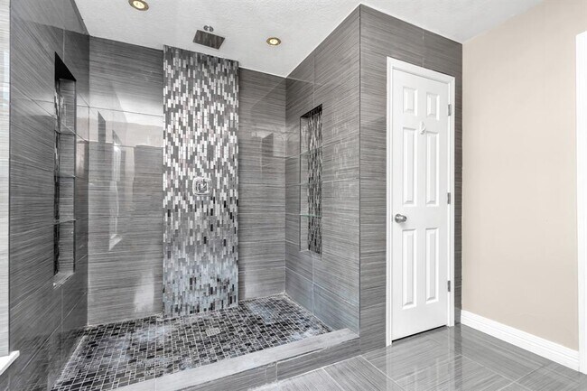 Building Photo - 12418 Mill Ridge Dr