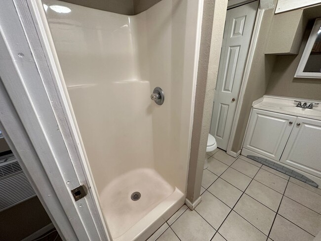 Building Photo - 1 bedroom 1 bath apartment for rent in Pen...