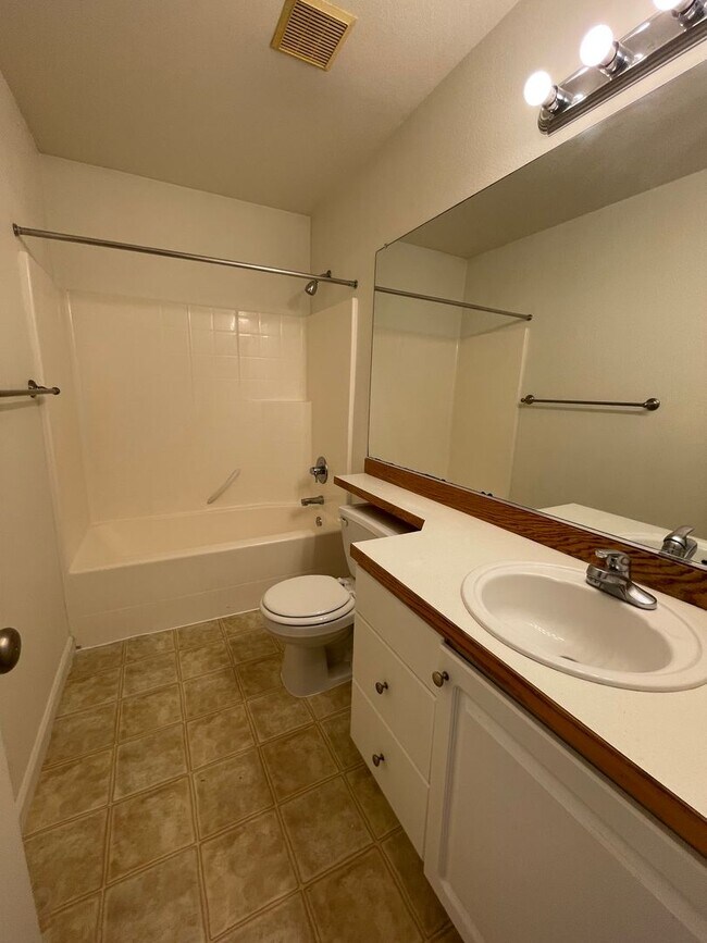 Building Photo - 5736 NE Hidden Creek Dr