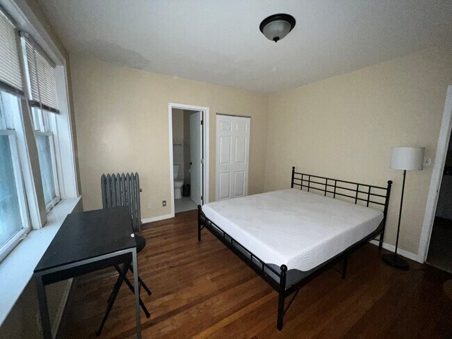 Building Photo - 5143 S Kenwood Ave