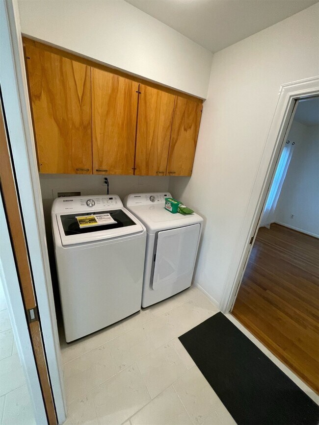 Building Photo - 3720 Jardin St