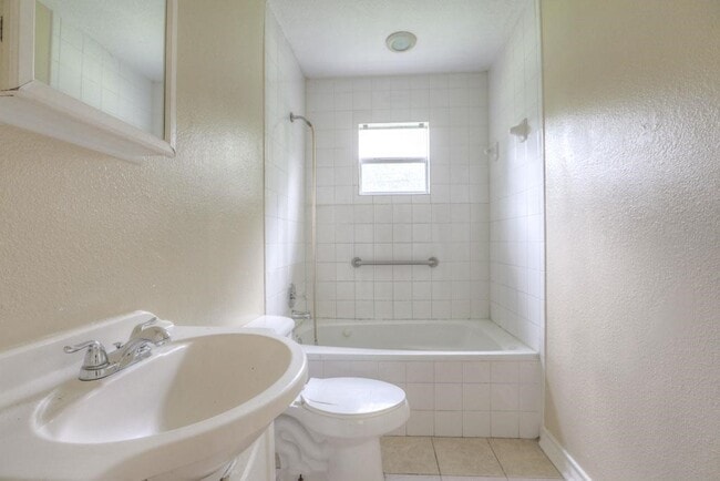 Building Photo - 9421 Sierra Dr