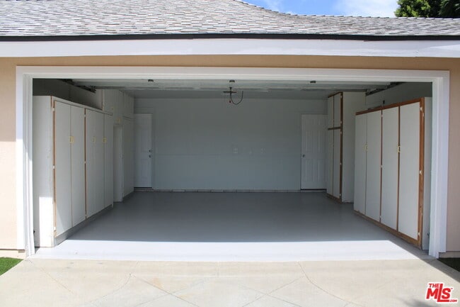 Building Photo - 1402 Celis St