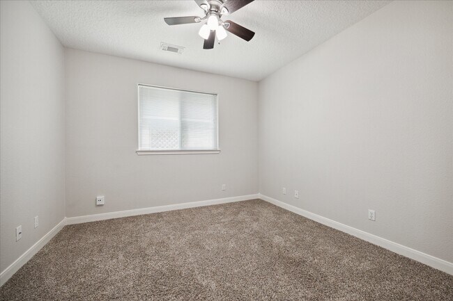 Building Photo - 20334 Hampshire Rocks Dr