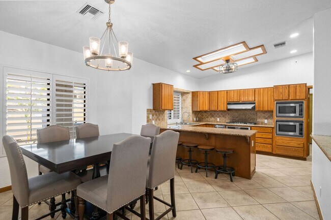 Building Photo - 4 Bedroom Pool Home on the Golf Course