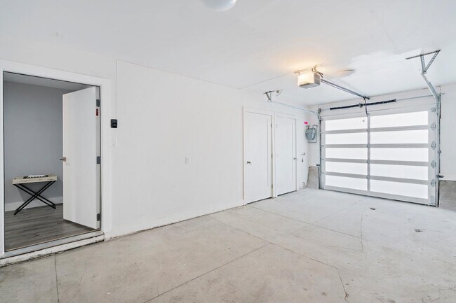 Building Photo - 619 Naples St