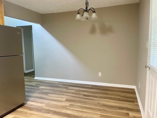 Building Photo - 425 Lexington Heights