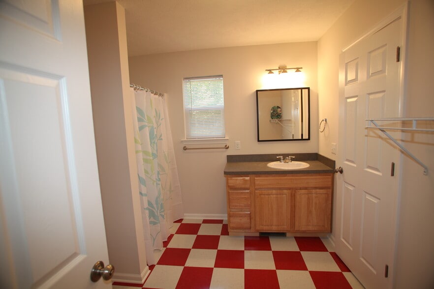 Building Photo - 808 Greene St